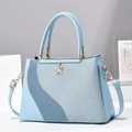Elegante bolso de mano azul claro bicolor con colgante de mariposa dorada y correa ajustable - Azul