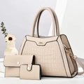 Dreiteiliges Set apricotfarbener Handtaschen mit Krokostruktur und goldenen Beschlägen - Weiß