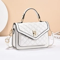 Elegante borsa trapuntata bianca da donna con chiusura dorata e tracolla - Bianco