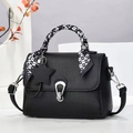 Sac à main noir en cuir grainé avec boucle fer à cheval et poignée ornée d'un foulard - Noir