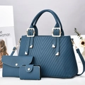 Set borse tre pezzi in pelle blu scuro con motivo trapuntato a V e portafoglio incluso - Blu