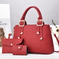 Dettaglio del set di 3 borse in pelle rossa con venature e fibbie in metallo dorato - Rosso Vino