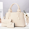 Set di tre borse beige con cuciture diagonali e dettagli metallici dorati eleganti - Bianco Sporco