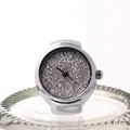 Schicke silberne Fingeruhr mit glitzerndem Zifferblatt und minimalistischem Metallband - Silber