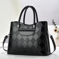 Sac à main chic en similicuir noir matelassé avec poignées et bandoulière réglable - 30x12x23cm / Motif de Diamants Noir