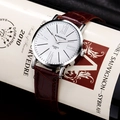 Montre à quartz avec bracelet en cuir crocodile marron et boîtier argenté sur une bouteille - Cadran Blanc Bracelet Marron