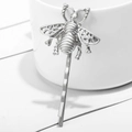 Vintage Bienen-Haarspange aus silbernem Metall auf weißer Tasse mit filigranen Flügeln - Silber