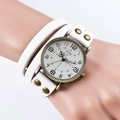 Orologio vintage da donna con cinturino in pelle bianca avvolgente e rivetti in bronzo - Bianco
