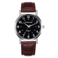 Gros plan d'une montre à quartz en cuir marron avec cadran noir et boîtier argenté - Cadran Noir Bracelet Marron