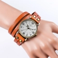 Orologio a bracciale in pelle avvolgente vintage bronzo con rivetti su sfondo bianco - Arancione