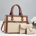 Conjunto de tres piezas en lona beige y cuero marrón con detalles de cadena metálica - Blanco Roto