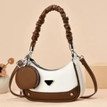 Borsa a spalla intrecciata a mezzaluna con dettagli in pelle marrone e portamonete rotondo - Bianco