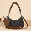 Elegante borsa hobo nera intrecciata con manico arricciato marrone e ciondolo portamonete tondo - Nero