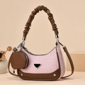Borsa a mezzaluna rosa intrecciata con finiture in pelle marrone e piccolo portamonete - Rosa