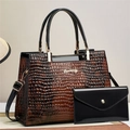 Set borsa a mano marrone coccodrillo con pochette nera e dettagli in oro lucido - Giallo Terra