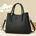 Elegante borsa nera da donna capiente con trama a onde e scritta Fashion Queen - Nero