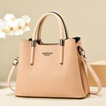 Elegante borsa a mano albicocca capiente con pieghe verticali e logo Fashion Queen - Cachi