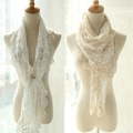 Sciarpa in pizzo stile giapponese con ricami floreali all'uncinetto in bianco e beige - Stile 8008 con bordo in pizzo / Beige