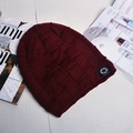 Winterse wijnrode gebreide muts met sterpatch en ruittextuur op wit houtdecor - Wijnrood (Fleece Gevoerd)