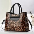 Sac à main chic à motif léopard en cuir verni brillant avec bandoulière réglable et amovible - Imprimé Léopard Jaune Terre