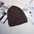 Donkerbruine gebreide muts met verticale ribbels en sterlabel op houten achtergrond - Khaki (Fleece Gevoerd)