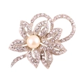 Spilla a fiore in argento con perla centrale e petali impreziositi da strass - Doppi Petali / Argento
