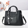 Sac à main élégant à texture ondulée noire avec imprimé FASHION Queen et pendentif cœur - Noir