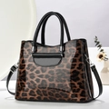Sac à main chic pour femme avec imprimé léopard en cuir verni et poignées noires rondes - Léopard Café