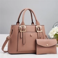Dettaglio del set borsa tote e portamonete in finta pelle con grana litchi - L30xW13xH22 Manico 14cm / Borsa e Pochette / Rosa