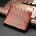 Portafoglio bifold da uomo marrone con trama in legno accanto a una penna vintage - Marrone Chiaro