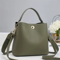Borsa a secchiello verde militare in pelle con chiusura ad anello oro e due tracolle - Verde
