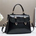 Sac à main élégant en similicuir crocodile noir avec boucles dorées et bandoulière - Noir