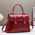 Sac à main élégant rouge en cuir croco avec boucle dorée et bandoulière amovible - Bordeaux