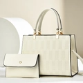 Bolso tote beige con relieve de cuadros y sobre a juego con acabados metálicos dorados - Blanco Roto