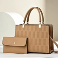 Conjunto de bolsos caqui de piel granulada con textura de cuadros en un soporte minimalista - Caqui