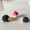 Detailansicht von drei Harzfiguren, darunter zwei süße Igel und ein roter Pilz - Igel und Pilz