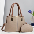 Detail der beigen gewebten Tasche mit braunen Lederriemen und goldenen Metallteilen - Khaki