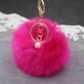 Dettaglio portachiavi a pompon in pelliccia sintetica rosso rosa con anello dorato - Rosa Rossa
