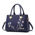Elegante dunkelblaue Handtasche aus Leder mit Blumenstickerei und abnehmbarem Gurt - Blau