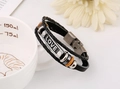 Macro di bracciale in pelle nera intrecciata con piastra LOVE incisa e perline decor - LOVE / Nero