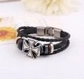 Dettaglio di un bracciale multistrato in pelle nera con ciondolo a croce d'argento - Croce Romana / Nero