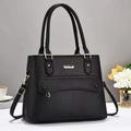 Elegante bolso tote de cuero granulado negro con logo dorado y correa ajustable - Negro