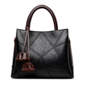 Elegante bolso tote de cuero lichi negro con costuras de diamantes y adornos florales - Negro