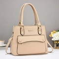 Elegante bolso de mano beige para mujer en cuero granulado con detalles dorados y correa - Caqui Claro
