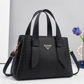 Sac à main élégant en cuir noir grainé avec garnitures dorées et logo triangulaire - Noir