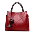 Bolso tote rojo de piel granulada para mujer con costuras y colgantes de flores - Burdeos