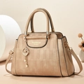 Braune Handtasche aus Leder mit Schachbrettmuster und dekorativem Katzenperlen-Anhänger - Schachbrettmuster Katze Anhänger Stil / Khaki