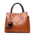 Bolso tote de cuero marrón caramelo con costuras geométricas y colgantes - Amarillo