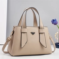 Elegante borsa a mano beige in pelle con manici e classica placca logo triangolare - Albicocca