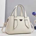 Elegante borsa a mano in pelle crema con placca triangolare e tracolla rimovibile - Bianco Sporco